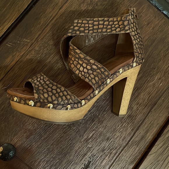 NWOT ISOLA Brown Wood and gold nailhead platform wedge shoes. SZ 7 . - Picture 2 of 6